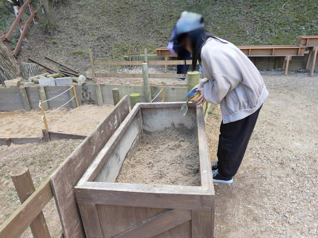 六甲山牧場の宝石探しゴールドラッシュパークの木箱
