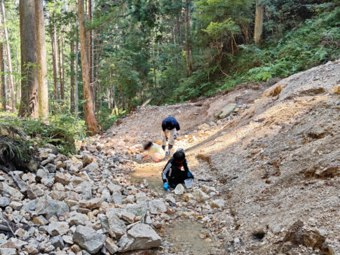岐阜「笹洞蛍石鉱山」で宝石探し！青く光る蛍石を掘り出す冒険型ツアー