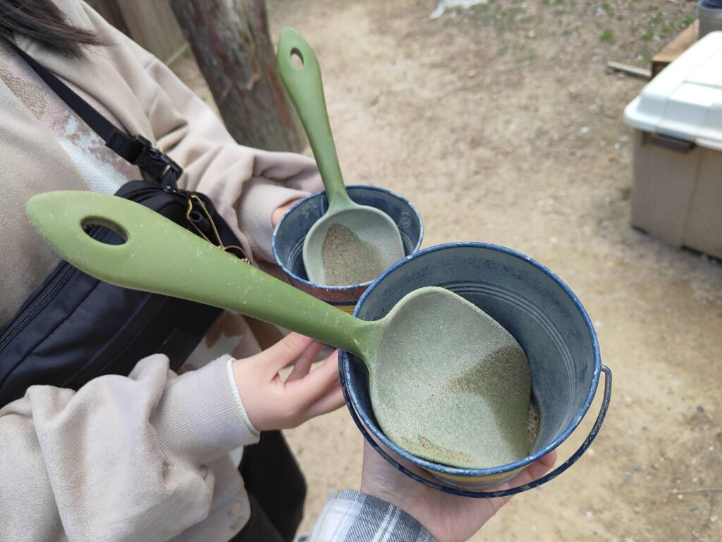 六甲山牧場の宝石探しゴールドラッシュパークでスコップとばけつ
