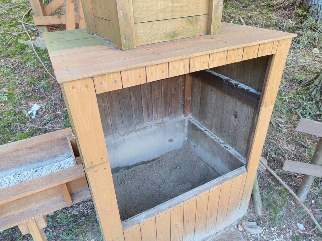 六甲山牧場の宝石探しゴールドラッシュパークの壊れたタンク