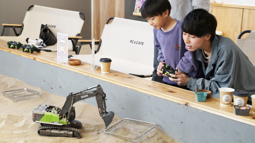 RC&CAFEショベルカーで発掘体験