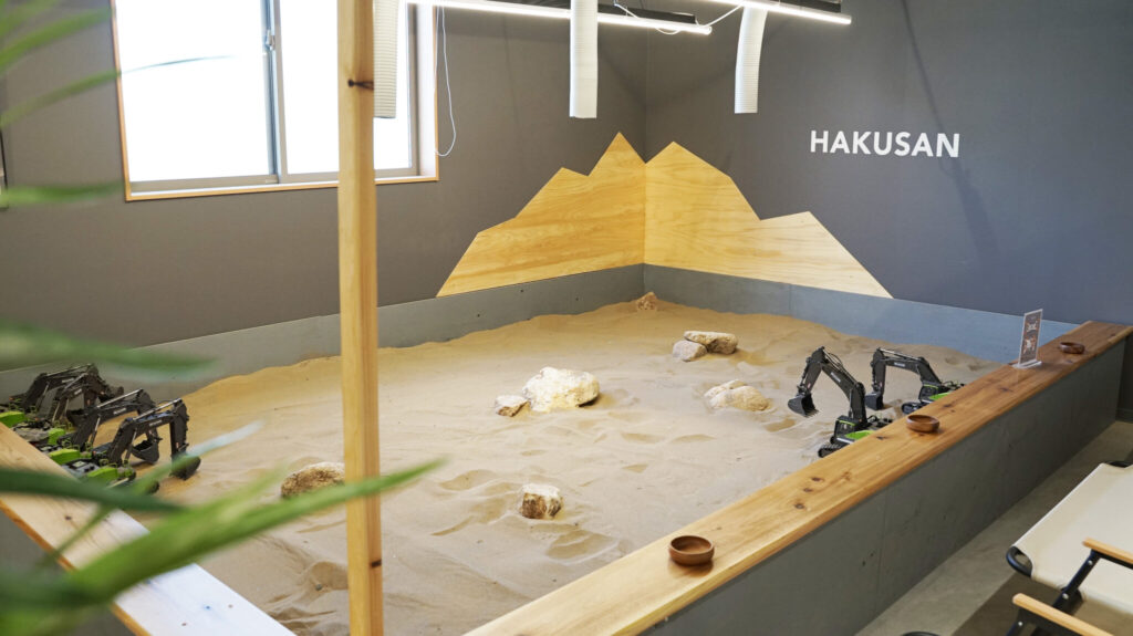 RC&CAFEショベルカーで発掘体験