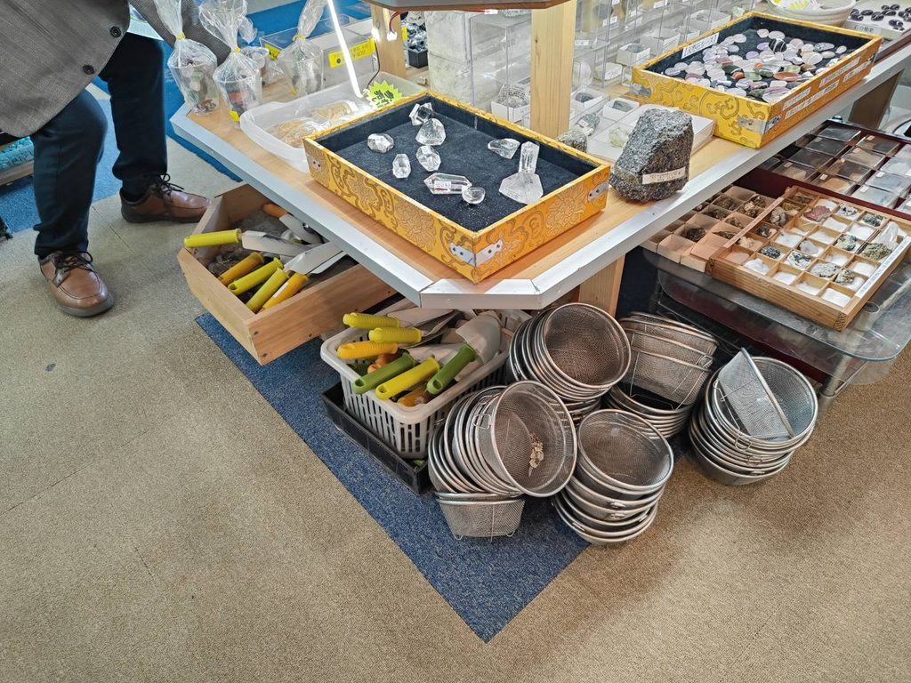 石の愉楽、宝石探しのザルとスコップ