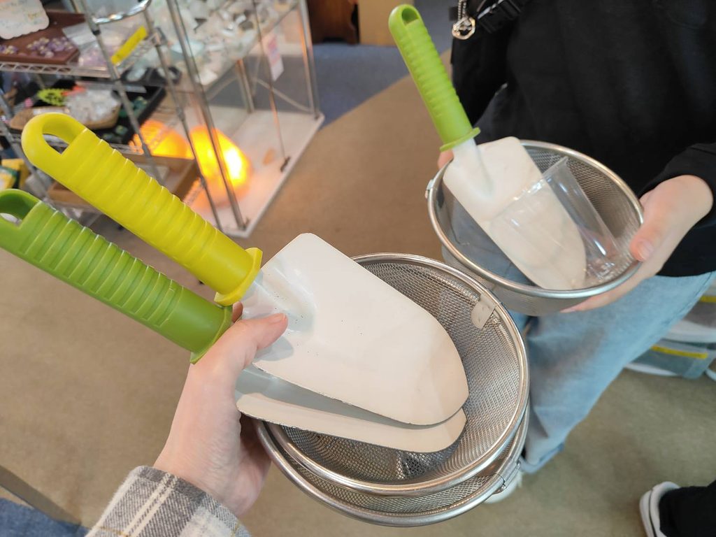 石の愉楽のザルとスコップ宝石探し用