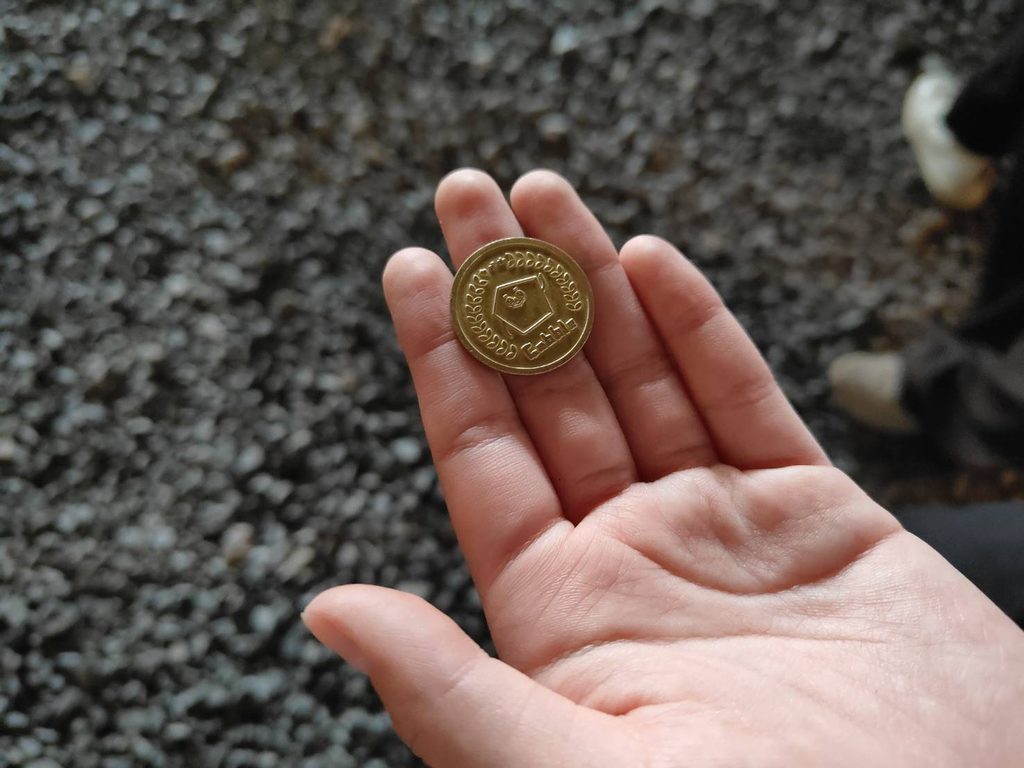「Cobble(カブル)」イシノ洞窟の宝石探しで見つけたカブルメダル