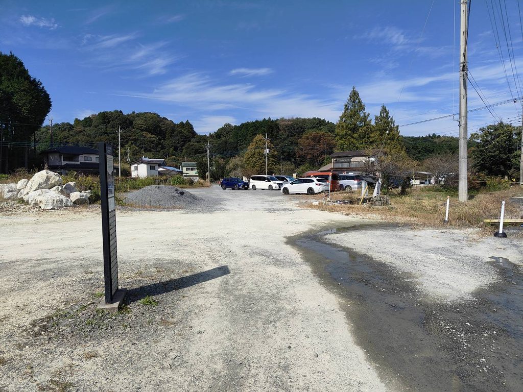 「カネホン採石場」宝石探しの駐車場