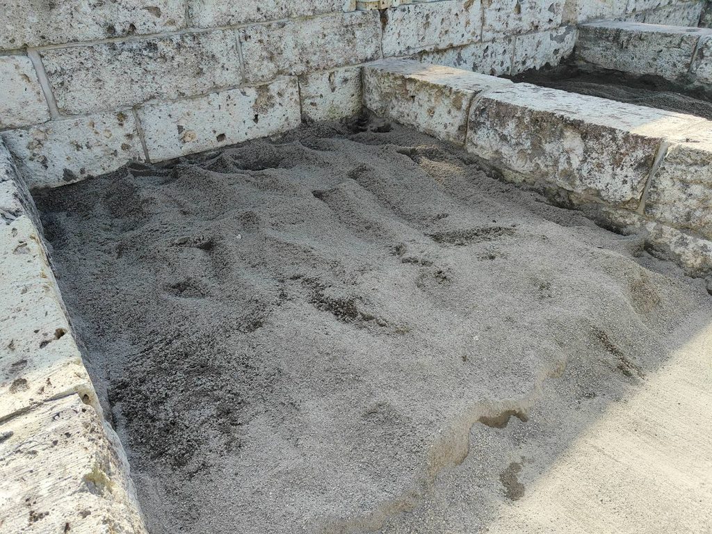 「カネホン採石場」宝石探しの1区画